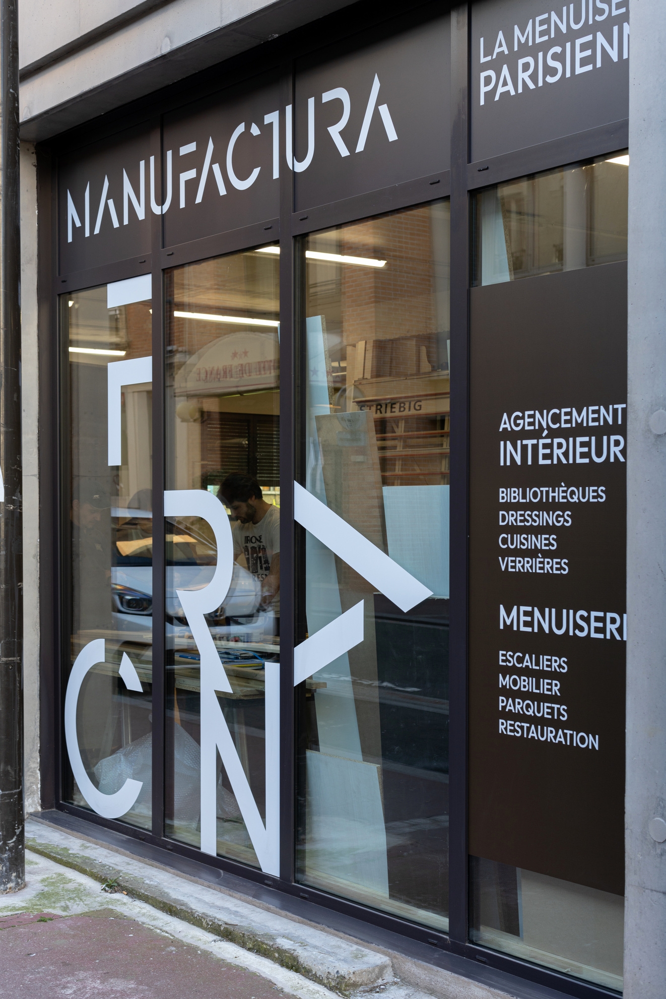 Façade de l'atelier Manufactura à Boulogne-Billancourt — agencement intérieur, bibliothèques, dressings, cuisines, verrières