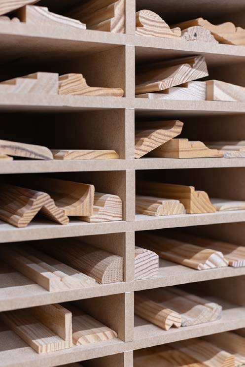 Moulures et profilés bois — savoir-faire artisanal Manufactura à Boulogne-Billancourt