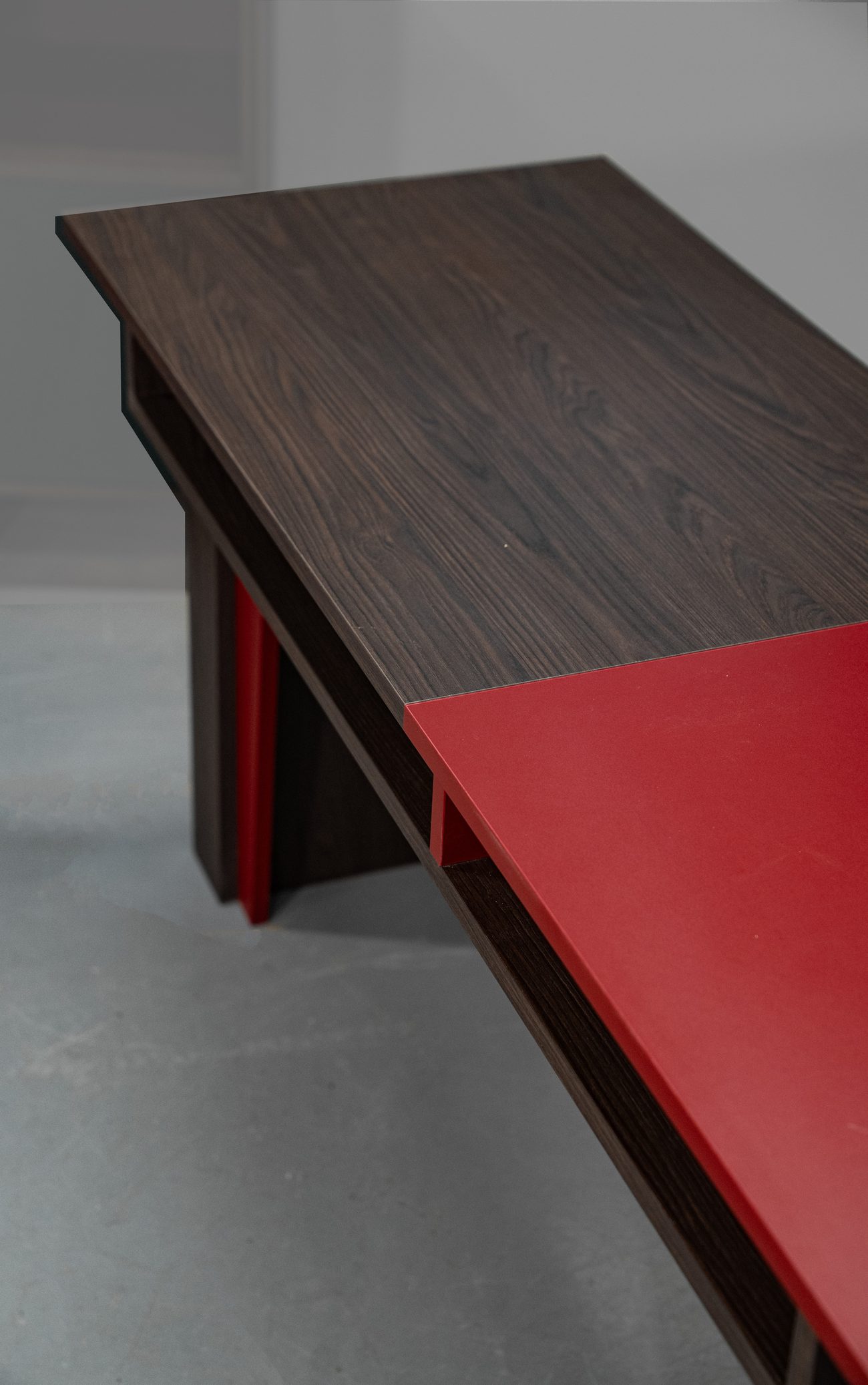 Bureau LCP 301 de la collection LC Rebirth : noyer et aplat rouge