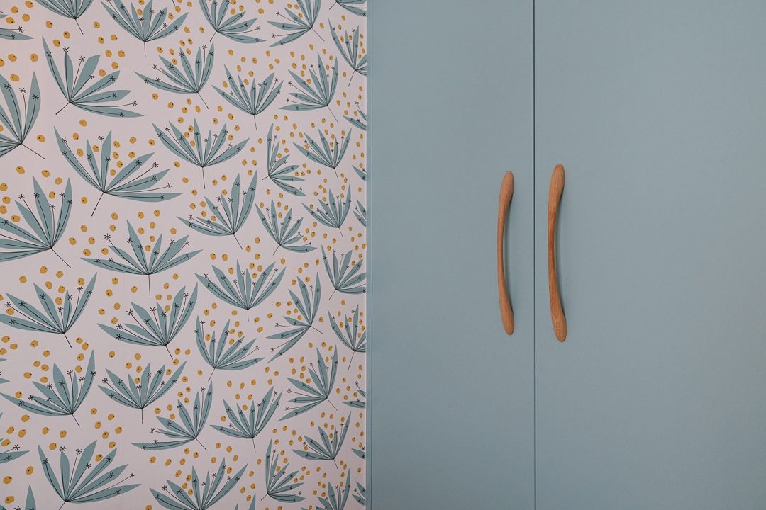 Détail de façades de dressing laquées et poignées en bois massif, réalisation Manufactura Paris 17e