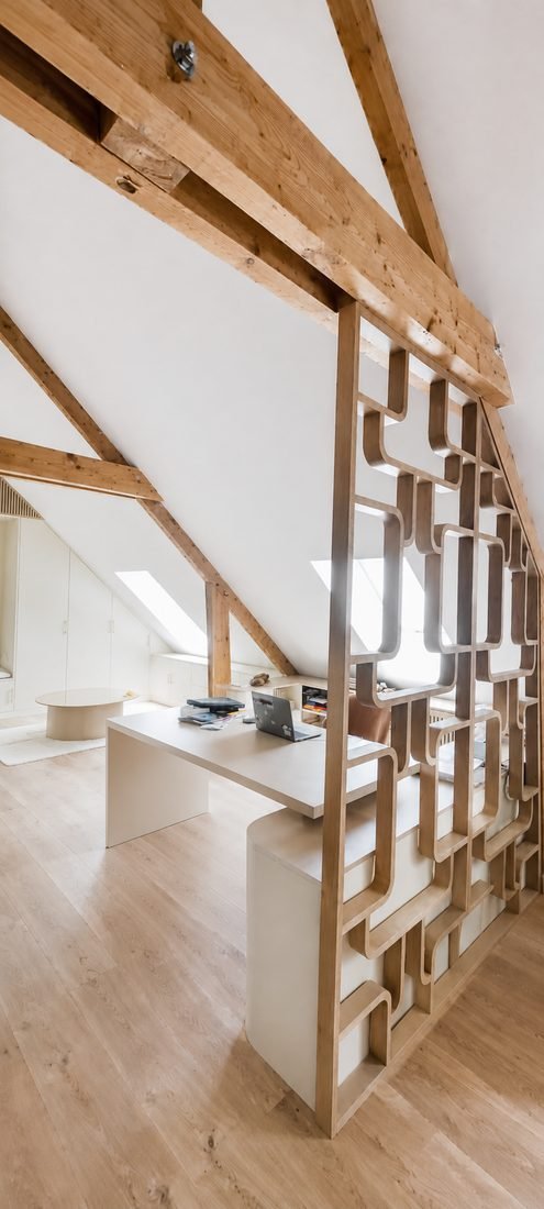 Claustra en placage chêne naturel à motifs géométriques ajourés, réalisé sur mesure