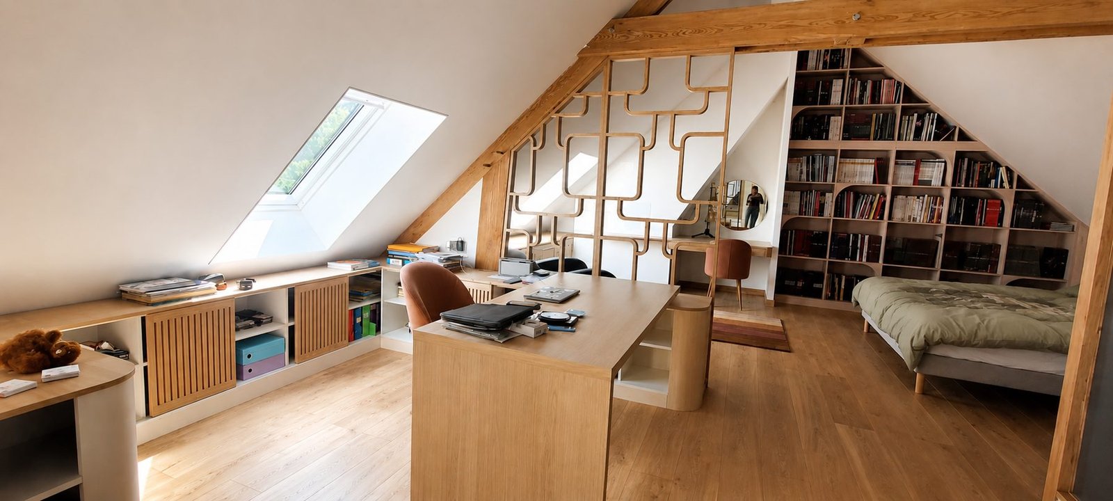 Agencement sur mesure de combles à Gometz-le-Châtel : claustra en chêne, bureau intégré et bibliothèque sous rampants