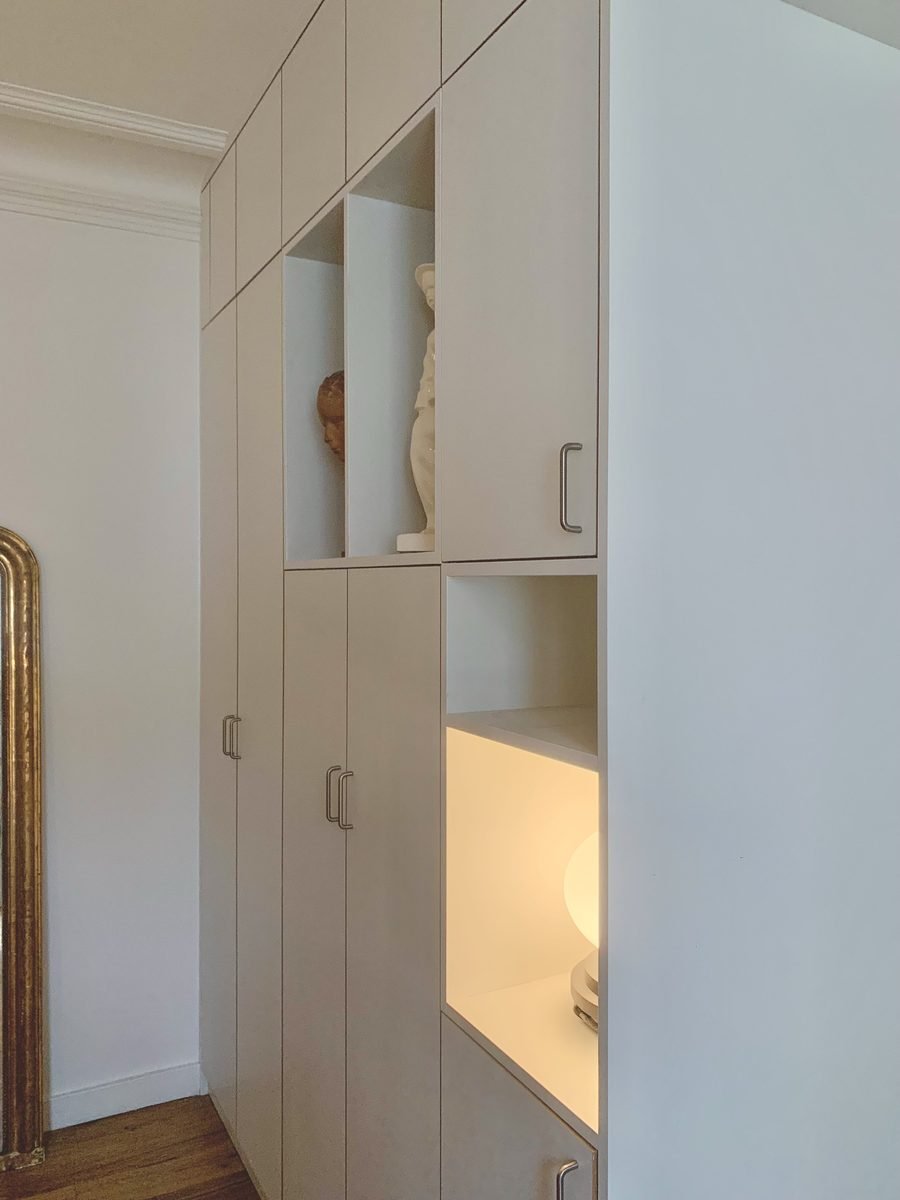 Éclairage intégré et finitions peintes du meuble de séparation sur mesure