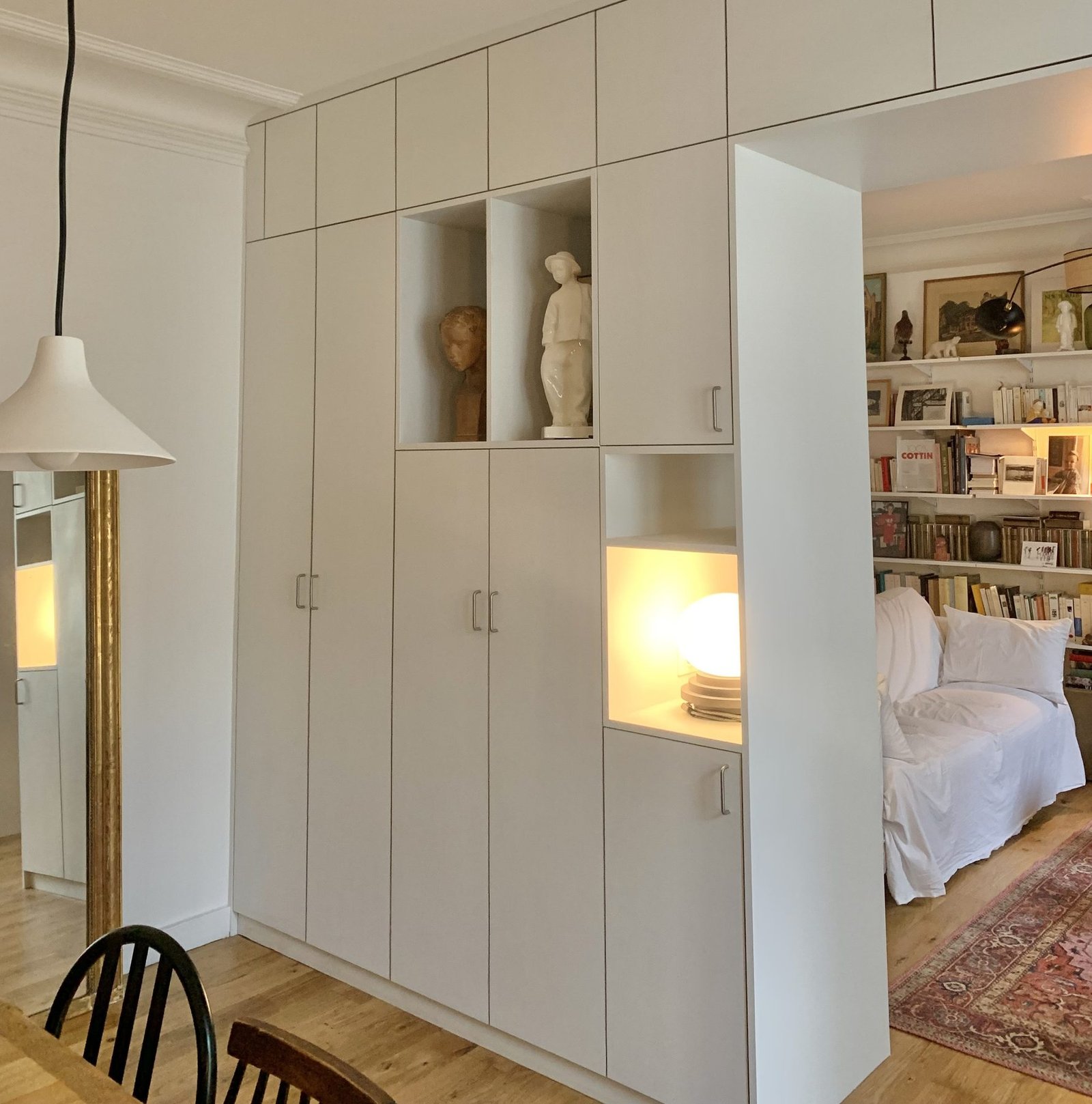 Meuble de séparation sur mesure à Paris 15e : penderies, placards et niches décoratives éclairées
