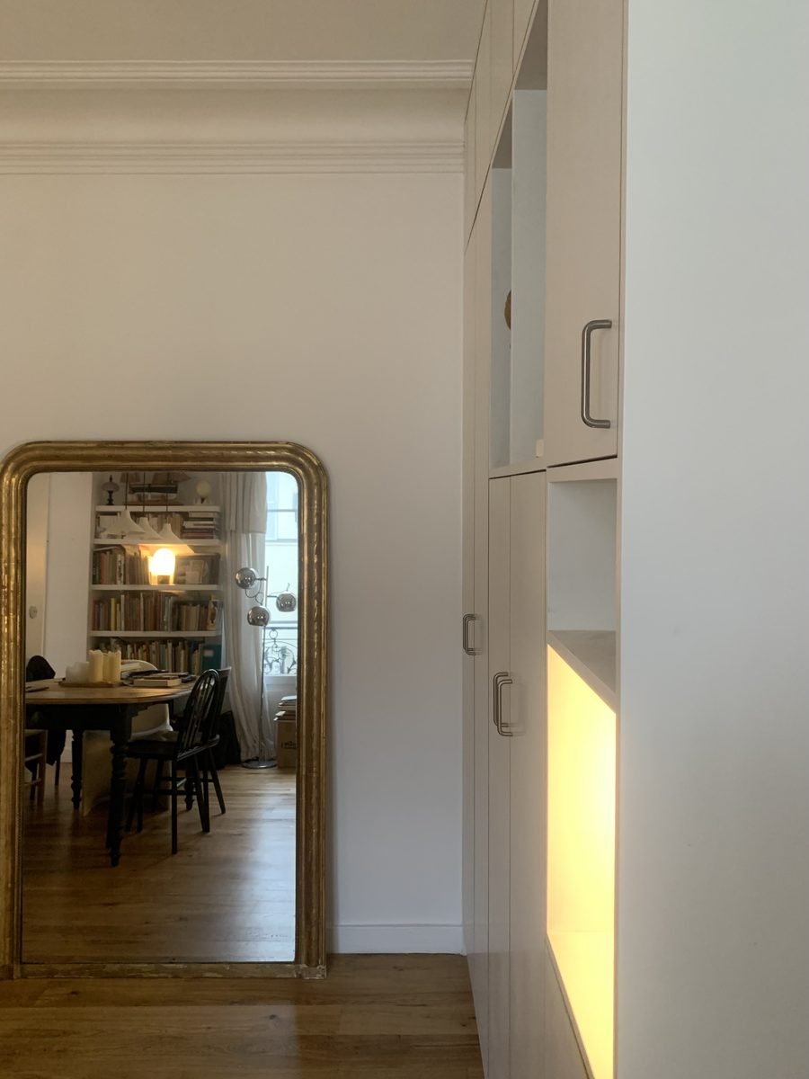 Passage aménagé dans le meuble de séparation sur mesure, appartement parisien