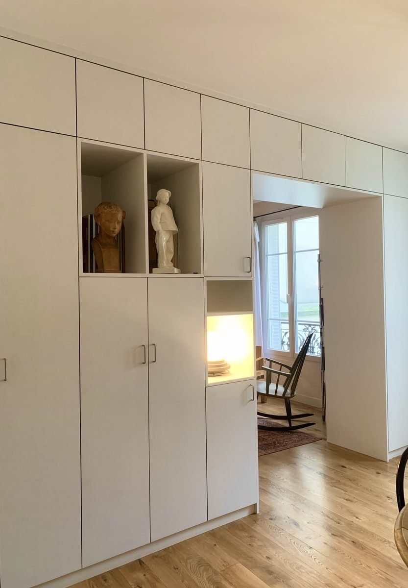 Penderies intégrées au meuble de séparation sur mesure à Paris 15e