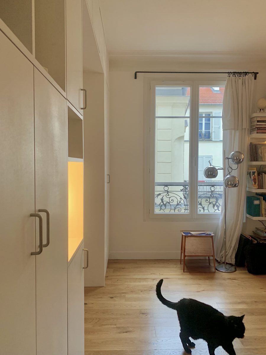 Vue depuis le salon vers la pièce de vie, meuble de séparation sur mesure Paris 15e